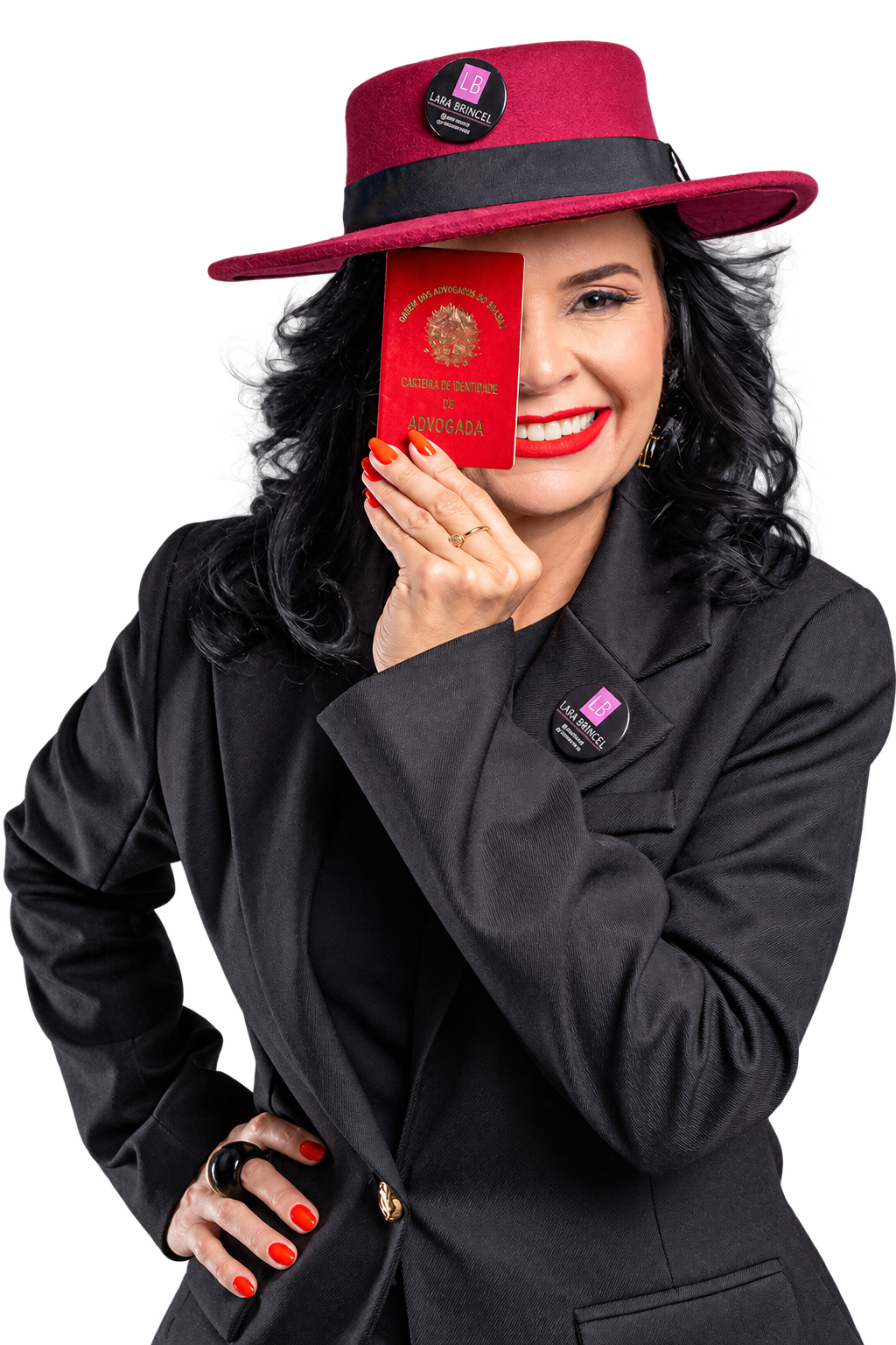 Lara Bringel com chapéu rosa e carteira da OAB