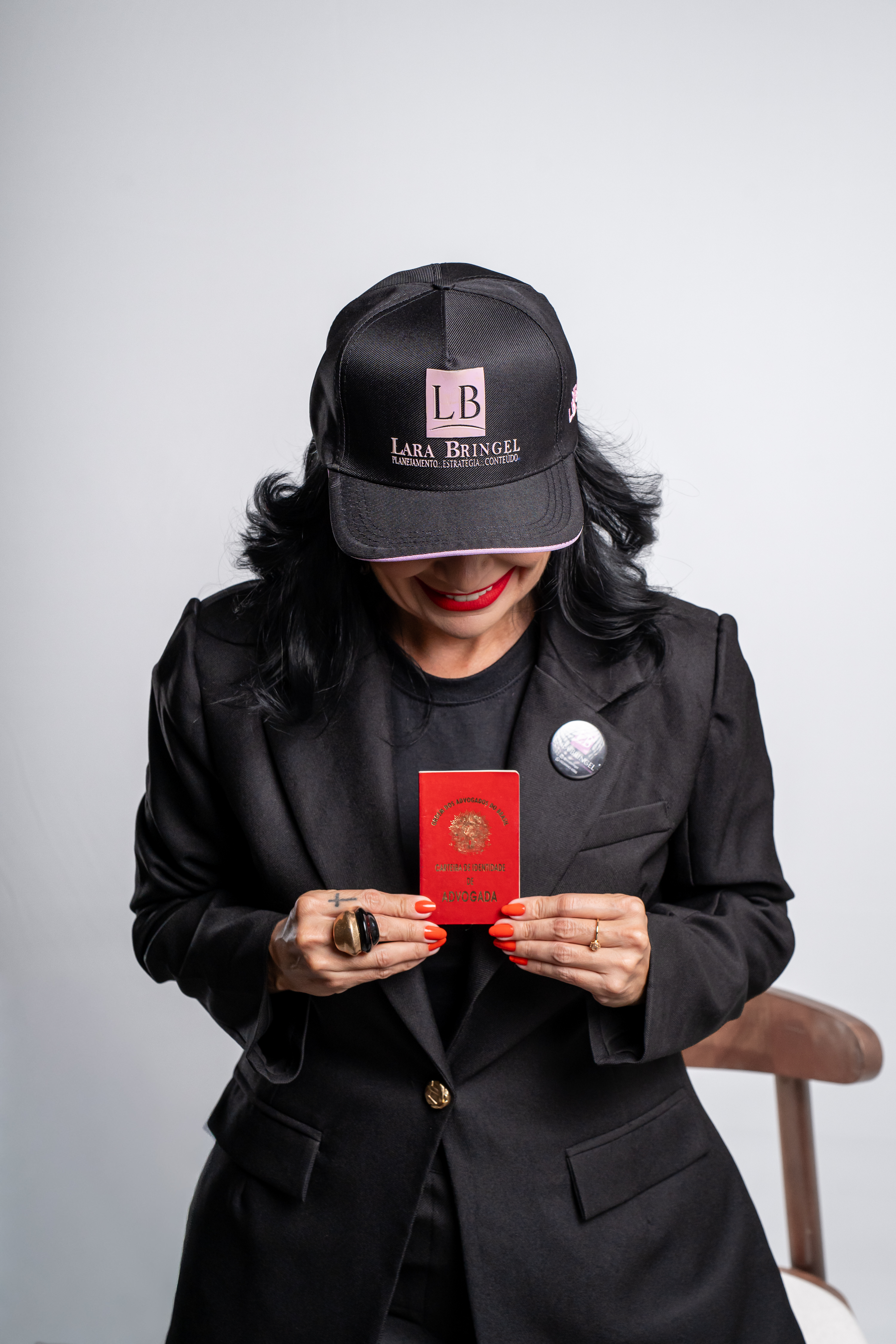 Lara Bringel com boné LBPEC e carteira da OAB